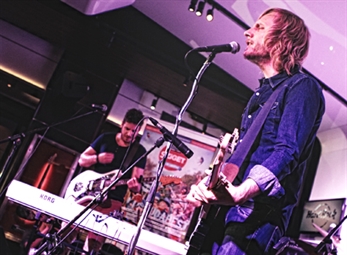 Neuman reinan en el Hard Rock Cafe