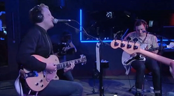 Two Door Cinema Club versionan “Treasure” de Bruno Mars
