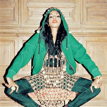 Escucha “Bring The Noize” de M.I.A.