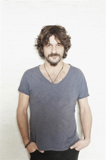 Quique González se cabrea con Universal