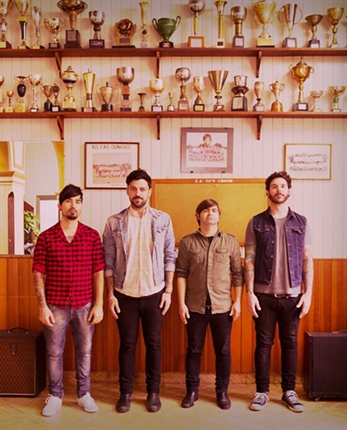 L.A., Lisa and the Lips, Grises y Yall se incorporan al Low Cost