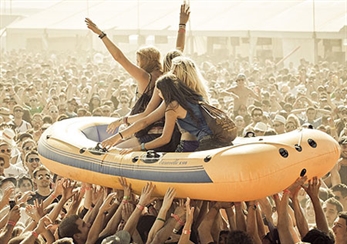 El Monegros Desert Festival en llamas