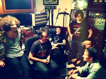 Ryan Adams improvisa temas de punk