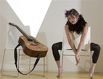 Amy Jo Doh presenta lyric video