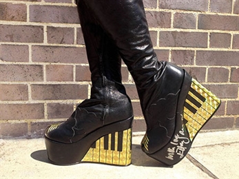 Elton John subasta sus botas