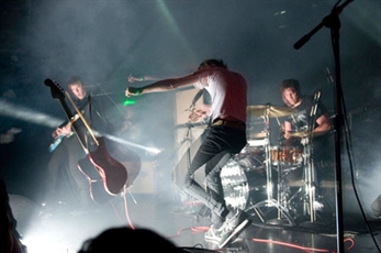 A Place To Bury Strangers en España
