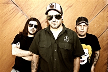 The Cannibal Queen se toman un respiro