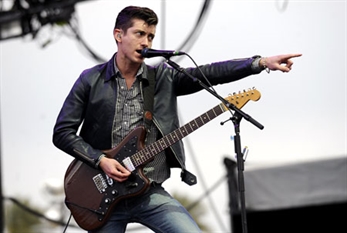 Arctic Monkeys de camino a barrer a Daft Punk