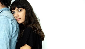 Carlos Siles se presenta de la mano de "la chica de Love Of lesbian"