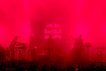 We Are Standard presentan material diverso