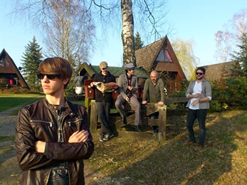 El video a dos bandas de The Dirt Tracks