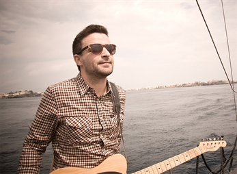 Funambulista y Fila India en nuestra Fiesta Gps de Sevilla