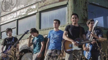 Bajo la Escalera presentan en directo su debut