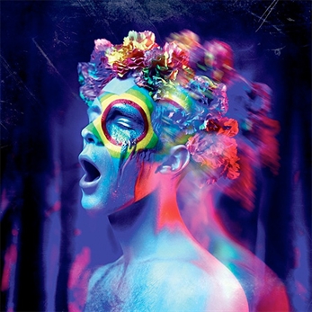 Neón y mucha purpurina en el vídeo de Ceo