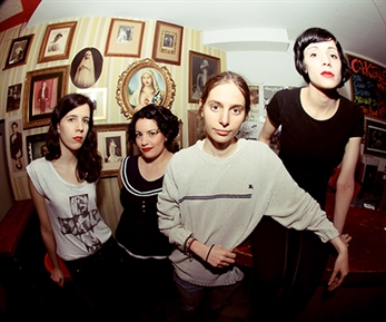 Hits With Tits, recopilatorio de bandas con componentes femeninas