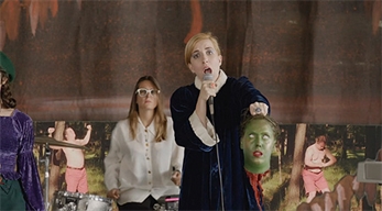 La extravagante fiesta de Austra en “Hurt Me Now”