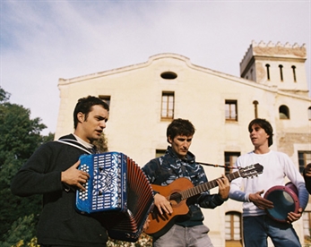 Colabora en el documental sobre Dusminguet
