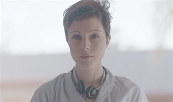 Poliça roba identidades en su nuevo video