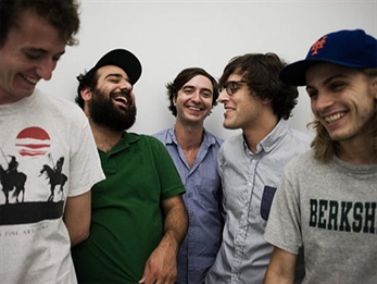 Escucha dos nuevos temas de Real Estate