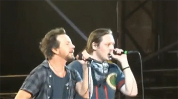 Pearl Jam y Win Butler de Arcade Fire versionan a Neil Young