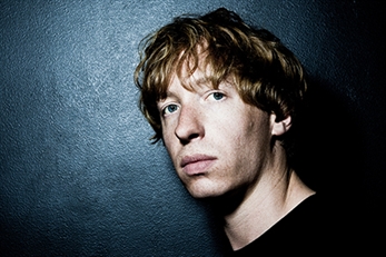 Daniel Avery junto a otros dj’s en la sala Akuarela
