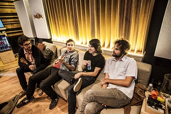 Modelo de Respuesta Polar, canción de adelanto del LP y fechas de presentación