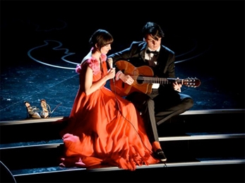 Actuación de Karen O y Ezra Koenig en la ceremonia de los Oscar