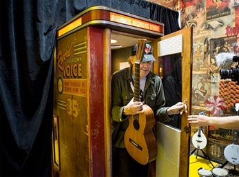 Neil Young graba su disco en una cabina de vinilos