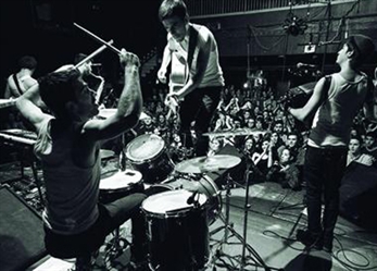 La Maravillosa Orquesta del Alcohol presenta el clip de "Vasos vacíos"