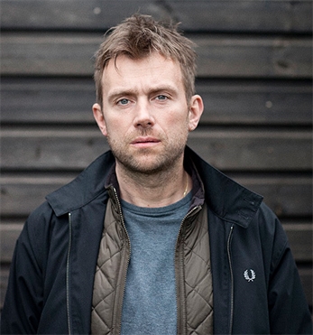 Damon Albarn canta “Parklife” en un pub de Londres