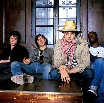 Pete Doherty y Carl Barat tocando por las calles de Barcelona