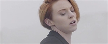 La Roux pone imágenes a su regreso con “Let Me Down Gently”