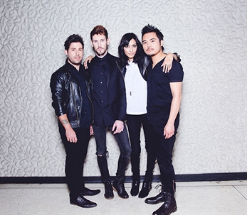 Elyella presentan remix de Parade Of Lights