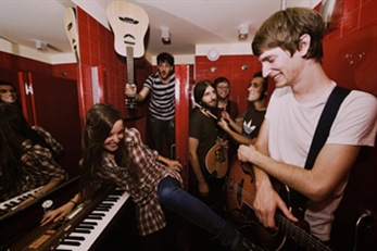 Fiesta cojunta por el aniversario de Ambigú y Noiz