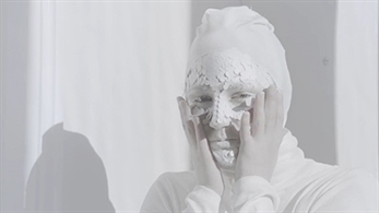 JJ, de blanco inmaculado en su nuevo vídeo