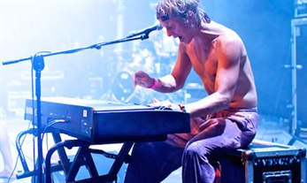 Jonas Nielsen, ex Kakkmaddafakka, ofrece un concierto exclusivo en Barcelona