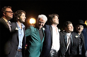 Ezra Koening, Boy George, David Byrne y Rufus Wainwright versionan a “Grease”