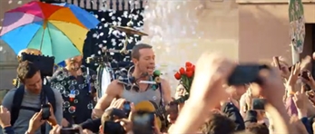 Coldplay se rodean de fans en su nuevo vídeo
