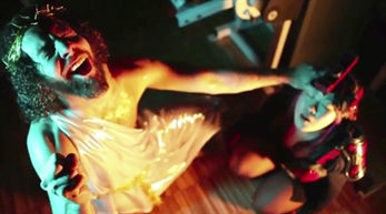 Drama, cabezas de cerdo y anuncios japoneses en el nuevo vídeo de Raisa