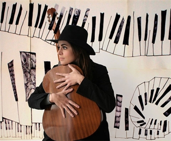Maika Makovski se suma a la moda del crowdfunding