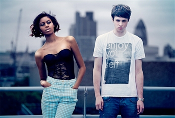 AlunaGeorge hacen "magia" con Coldplay
