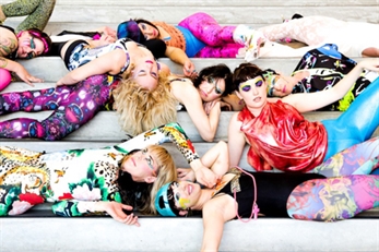 Chicks On Speed colaboran con Julian Assange y Yoko Ono en su nuevo disco