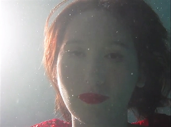 Karen O en el fondo del mar en su nuevo vídeo