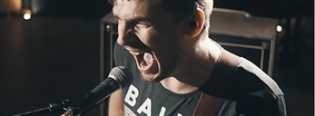 Dinero presentan a su nuevo bajista con un clip en directo