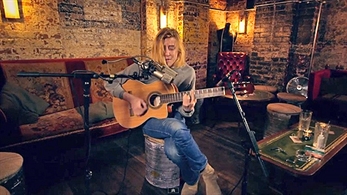 Christopher Owens solo con su guitarra acústica