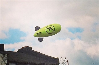 Aphex Twin pone un zeppelin a volar sobre Londres