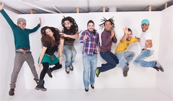 Ya puedes ver el nuevo clip de "Papelito" de El Chamuyo