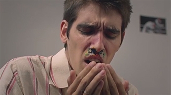 Los Punsetes crean misterio con "Me gusta que me pegues"