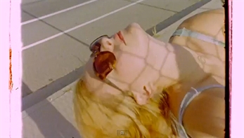 La vida angelina de Russian Red en su nuevo clip
