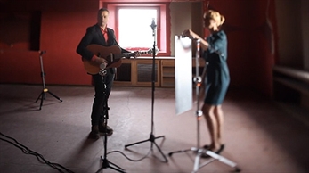 Elle Belga a flor de piel en el vídeo de "Infancia"